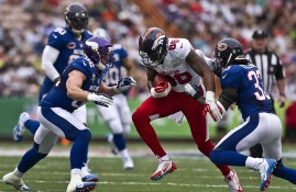 半岛体育全站-欧文复出首秀出彩，那不勒斯主场小胜辽宁男篮，豪取3连胜